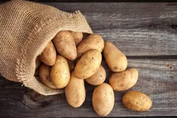 پوست سیب‌زمینی را دور نریزید! | کاربردهای عجیب و مهم پوست سیب‌زمینی که اصلاً نمی‌دانستید 