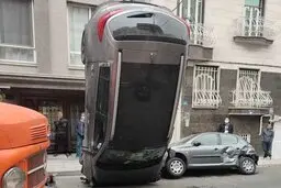 تصادف عجیب اسپورتیج در خیابان فرعی + عکس