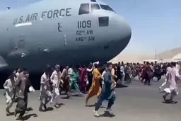 
جسد یک افغان در چرخ هواپیمای آمریکایی به امید ترک افغانستان

