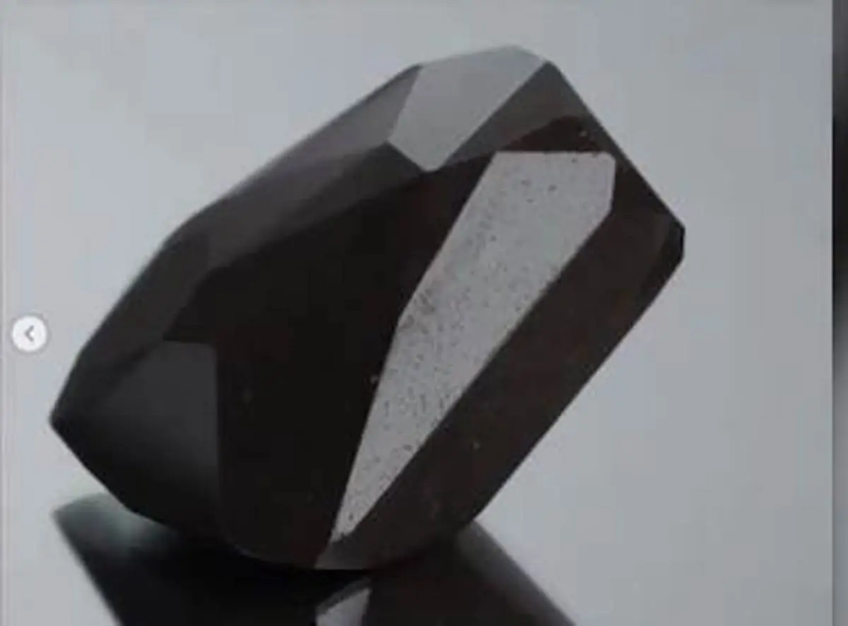 بزرگ‌ترین الماس تراش خورده سیاه جهان برای اولین بار روز دوشنبه در دبی به نمایش درآمد + ویدئو 