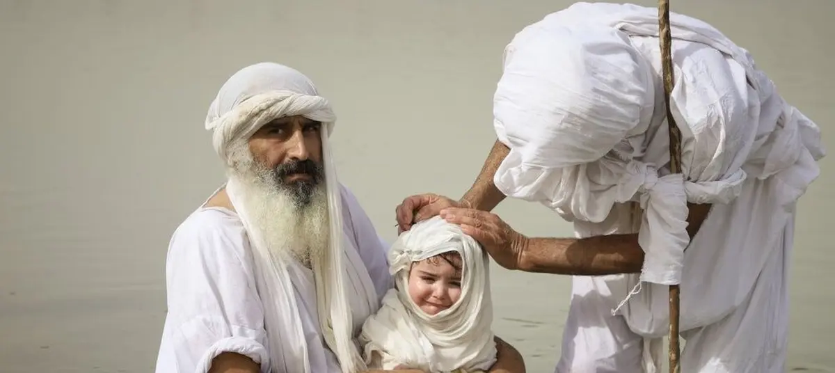 غسل تعمید کودکان مندایی در اهواز+ تصویر