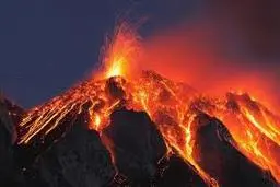 فیلمبرداری با کوادکوپتر از گدازه‌های یک آتشفشان+ویدئو 