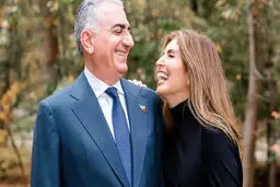 رابطه‌ی نامشروع رضا پهلوی با زنان | همسرش رد رژ لب را روی صورتش پیدا کرد+تصویر 