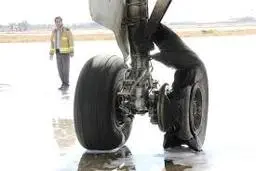 ترکیدن چرخ هواپیمای کارون دلیل بسته شدن باند فرودگاه مهرآباد 