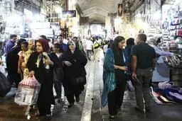 بحران اقتصادی  |  با کاهش قدرت خرید بسیاری از محصولات روی دست‌ تولیدکنندگان مانده

