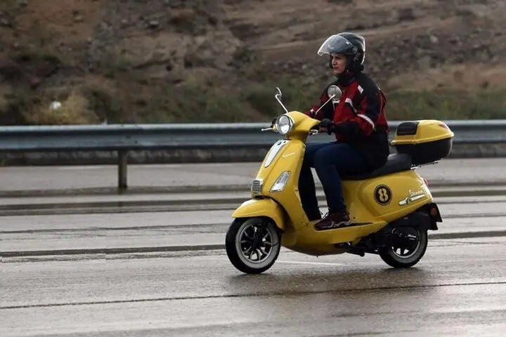 موتورسواری زنان حالا دیگر برای شهروندان عادی شده | موتورهایی به رنگ بنفش یاسی،قرمزگوجه ای و زردقناری زیرپای خانمها