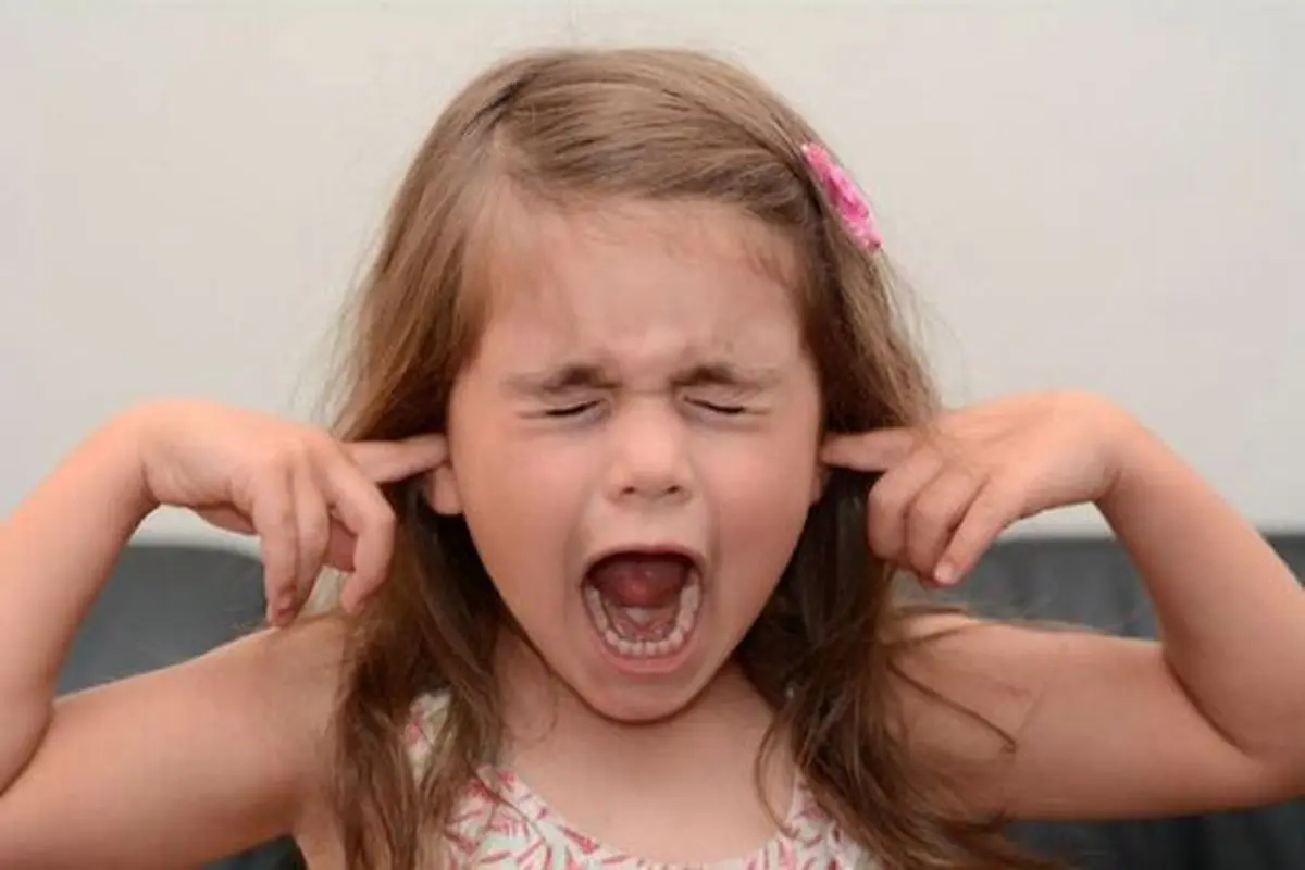چرا کودکان دچار تیک عصبی می شوند؟ | اگه این رفتار‌ها رو داشته باشی روان کودکت از بین میره!
