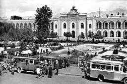 ویدئوی نادر و دیده‌نشده از میدان توپخانه تهران در ۱۳۰۶ خورشیدی