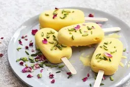 کسی نیست عاشق بستنی سنتی نباشه اونم از نوع خونگیش! | طرز تهیه بستنی سنتی زعفرانی +ویدئو