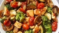 سالاد مرغ و سبزیجات گرم یک انتخاب برای جایگزین کردن شام | طرز تهیه سالاد مرغ و سبزیجات 
