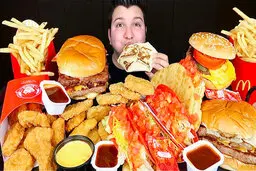 از تلاش برای کاهش استرس تا زنده خواری حیوانات مقابل دوربین برای جذب مخاطب