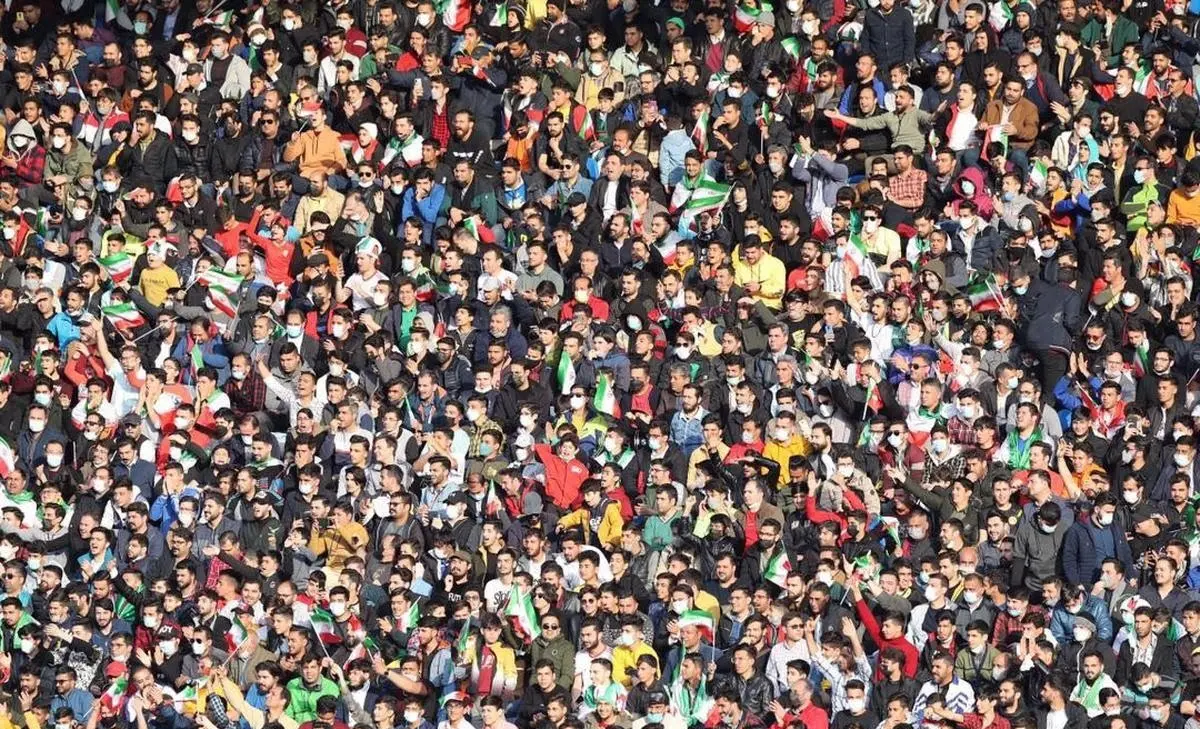 چرا زنان پشت در ورزشگاه مشهد ماندند؟| «چون مشهد به عنوان پایگاه فرهنگی جهان اسلام و تشیع است!»