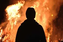حضور آتش‌نشانی برای اطفای حریق در جنگل رویان+فیلم