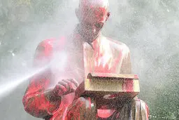  مجسمه یک روزنامه‌نگار در ایتالیا  مورد حمله معترضان قرار گرفت 