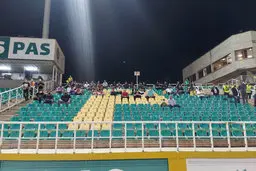 خوش و بش مربیان سکونشین| شعار هواداران در بازی بدون تماشاگر!