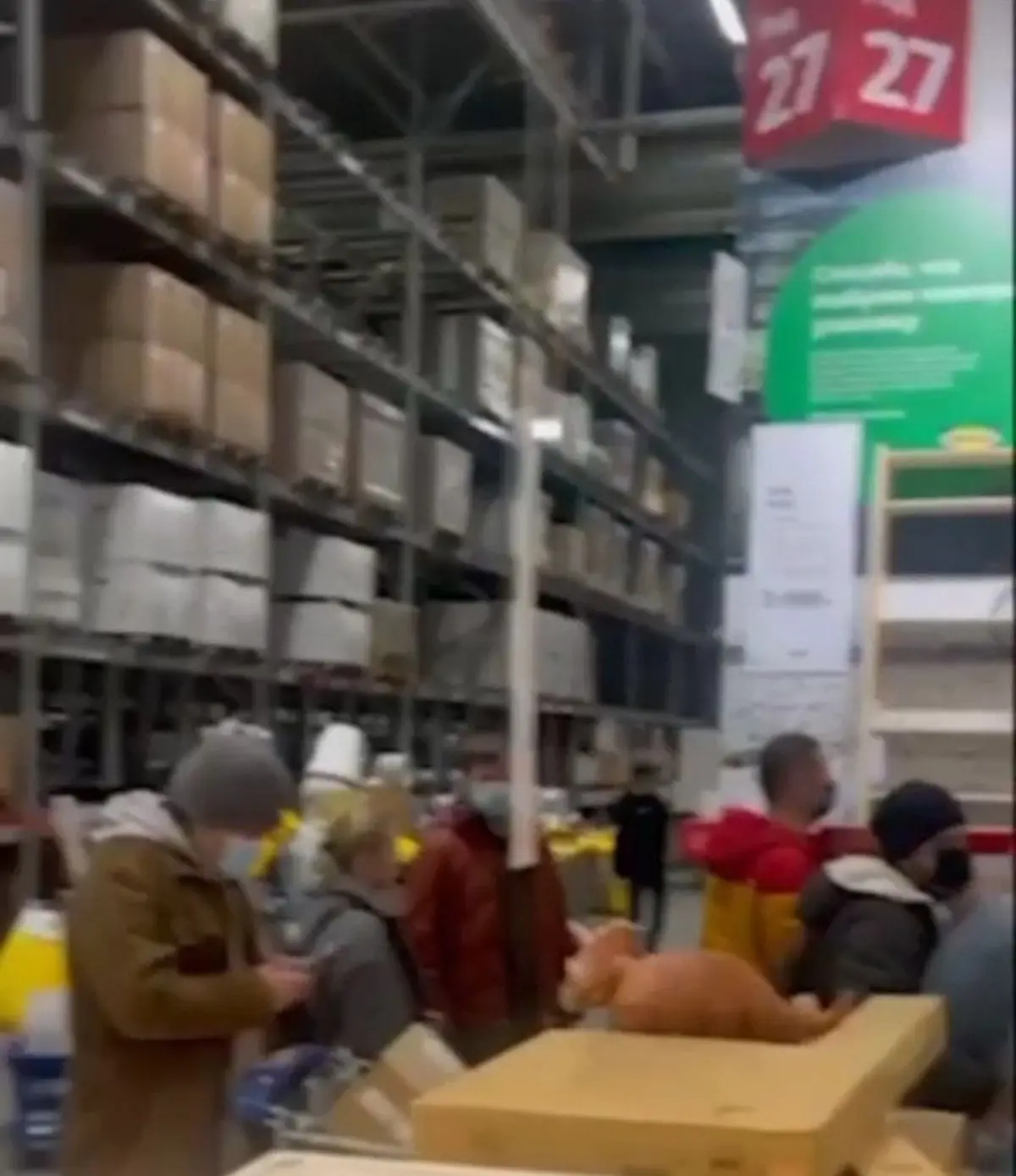 هجوم مردم روسیه به فروشگاه‌ های IKEA بعد از اعلام خروج این فروشگاه از روسیه+ویدئو