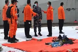 تصاویرجمع آوری لاشه هواپیمای مسافربری اندونزی از دریا+عکس