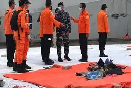 تصاویرجمع آوری لاشه هواپیمای مسافربری اندونزی از دریا+عکس