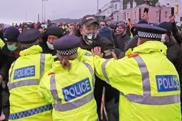 پلیس انگلیس با رانندگان کامیون درگیر شد