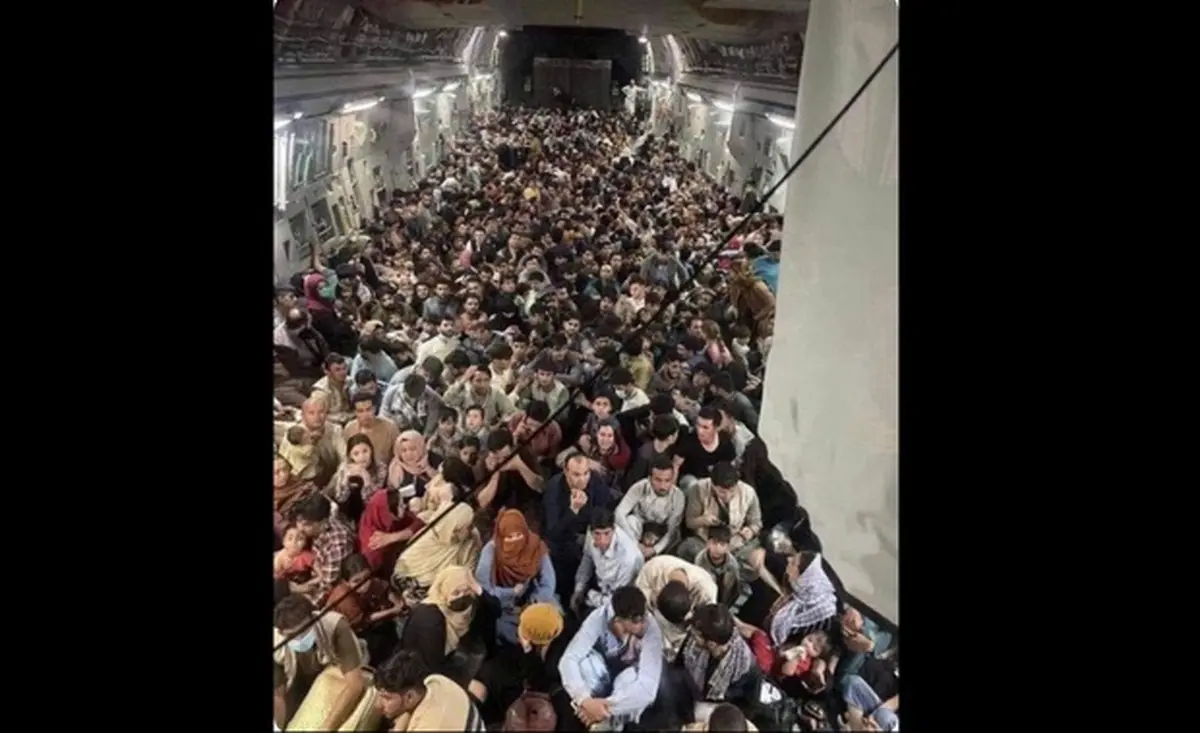 عکسی عجیب از فرار مردم افغانستان با هواپیما