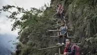  انتقال ساکنان روستای مشهور «آتولار» در چین با نردبان ۸۰۰ متری‌شان بالاخره به شهر 