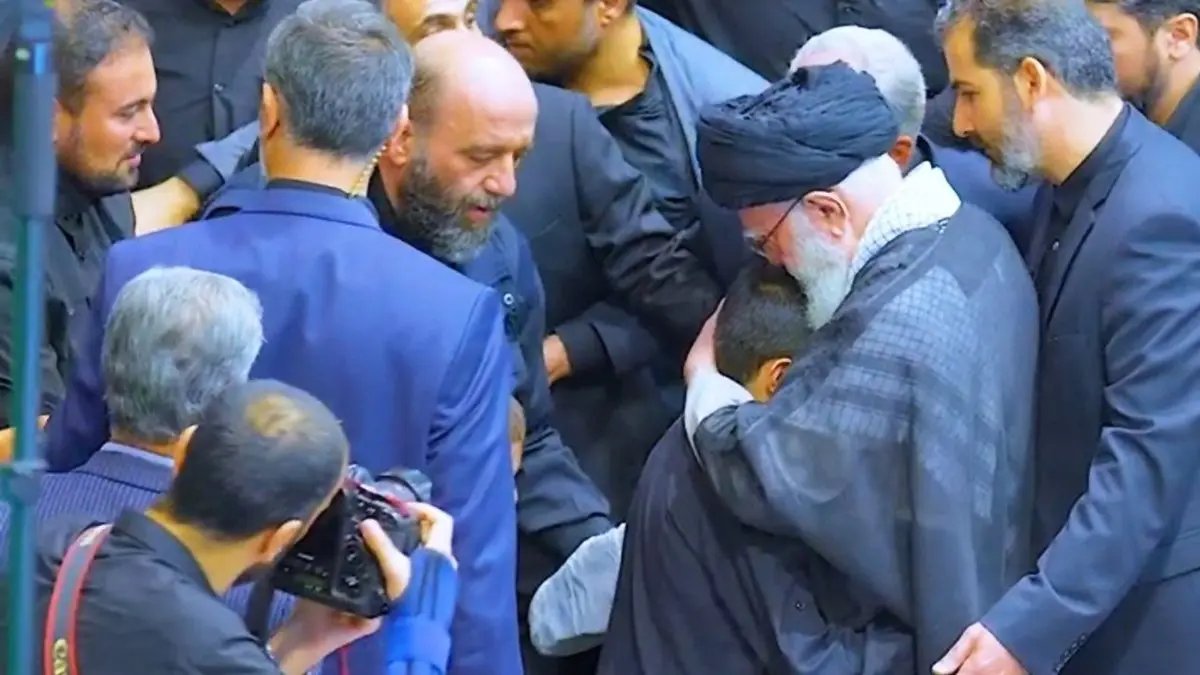 نوه‌های شهید ابراهیم رئیسی در آغوش رهبر انقلاب | تصاویر جمعیت عظیم در دانشگاه تهران +ویدئو