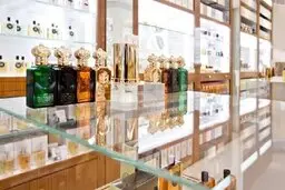 واردات عطر هم ممنوع شد | دپوی ۲۰۰ کانتینر محصول آرایشی و بهداشتی در گمرک واقعیت دارد؟