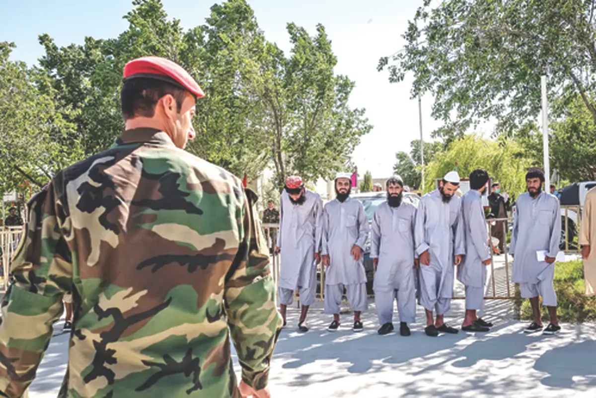 انتخاب سخت کابل | تهدیدهای طالبان و فشارهای آمریکا سرانجام باعث شد تا اشرف غنی با آزادی آخرین زندانیان طالبان موافقت کند