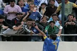 کری‌خوانی فرهاد مجیدی برای پرسپولیسی‌ها