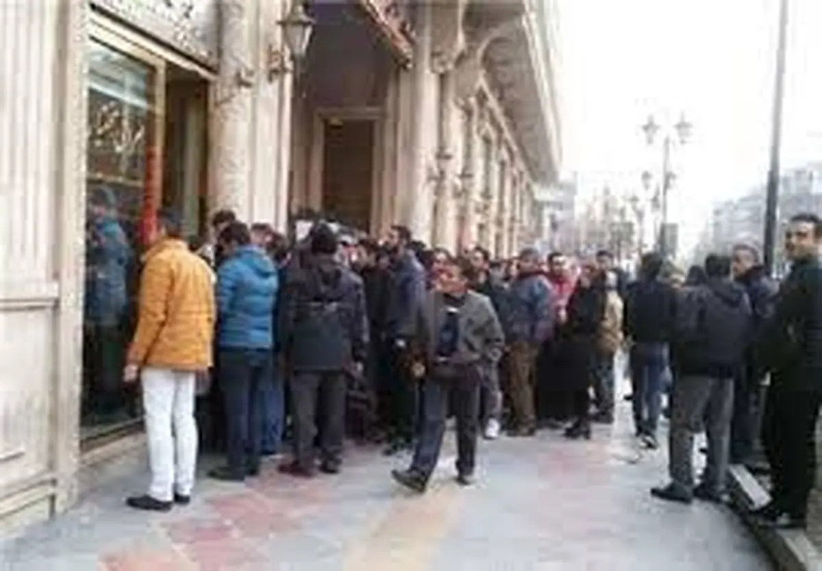 جمع آوری صف جلوی صرافی‌ها 