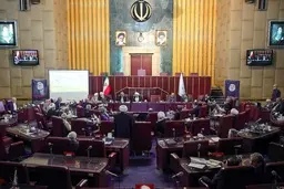 روزنامه جمهوری اسلامی: ۷ سال کشور را معطل امام جمعه‌ای کردند که CFT را حرام می‌دانست؛ در حالی که او سواد فقهی ندارد