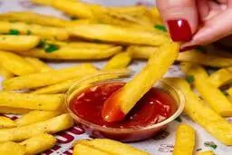 سیب‌زمینی سرخ کرده رو اینطوری شیک و متفاوت درست کن! | طرز تهیه سیب‌زمینی متری +ویدئو
