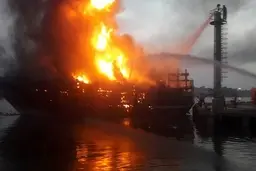 مرد خارجی در آتش سوزی هولناک لنج دیلم ۹۰ درصد سوخت + جزئیات 