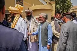 خلع سلاح محافظان عبدالله عبدالله