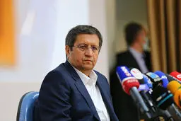 همتی می گوید ضرر ایران از تحریم نفتی، ۴ میلیارد دلار در روز است