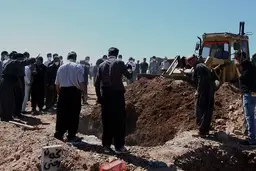 کرونا/ وداع غریبانه خانواده‌ها با متوفیان ناشی از کرونا +عکس