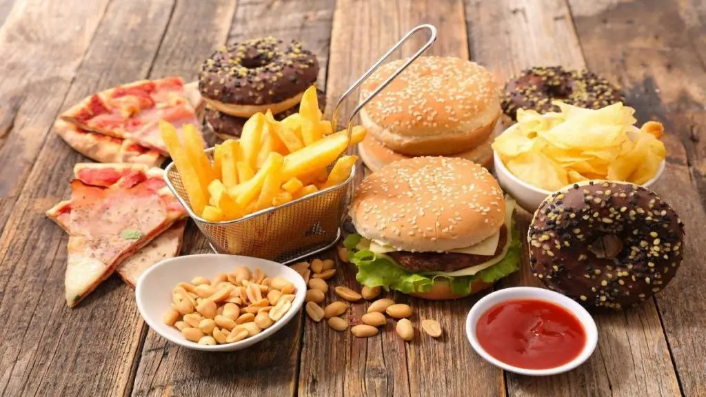 اگر میخواهید زود پیر نشوید این غذاها را نخورید + ویدیو 