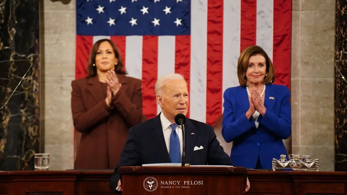 واکنش عجیب نانسی پلوسی هنگام سخنرانی بایدن در کنگره 