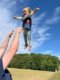 خطری پنهان در بازی بالا و پایین انداختن نوزاد! | باور غلط بازی با کودکان +ویدئو