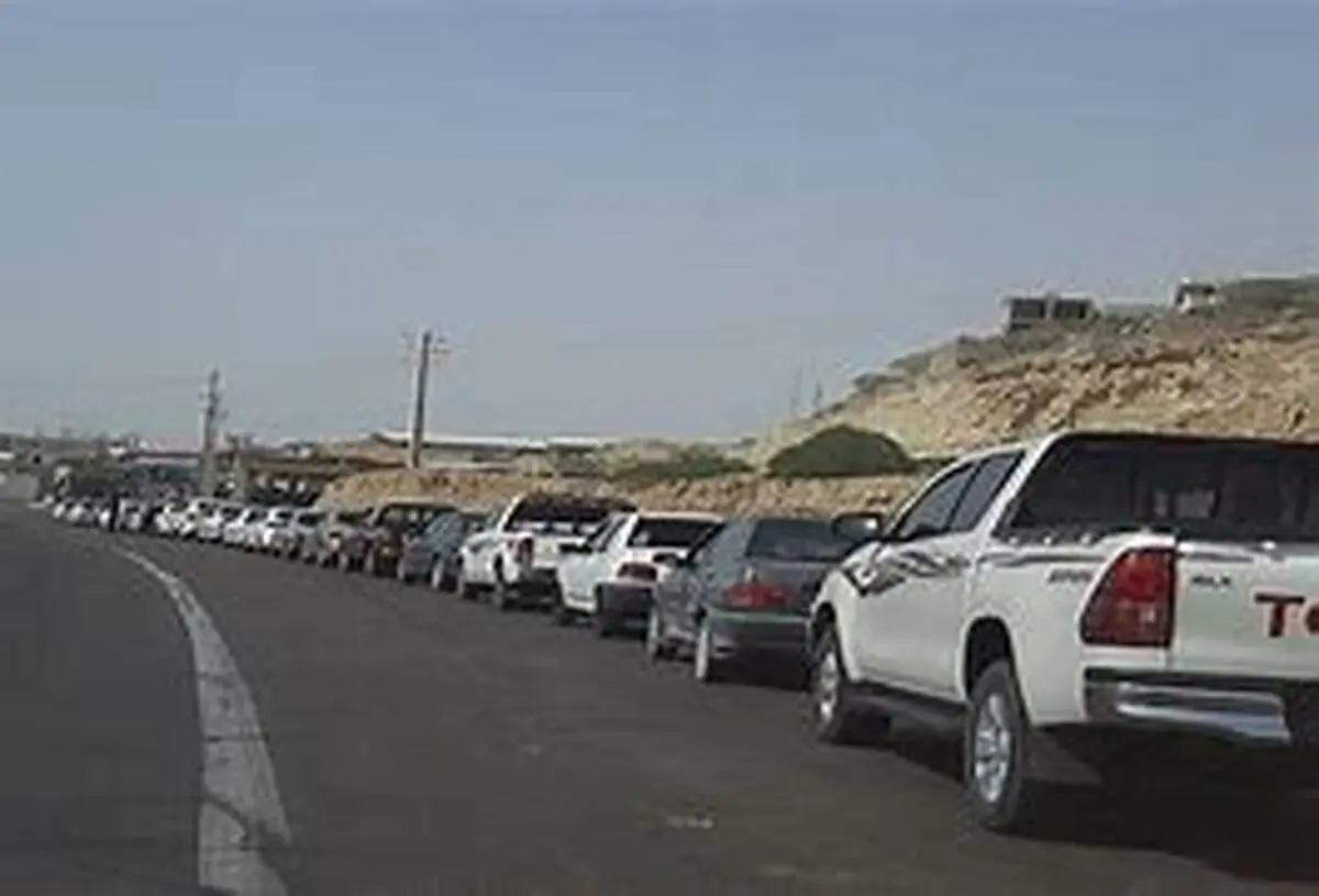 صف‌ کیلومتری امروز خودروها در پمپ بنزین چابکسر گیلان+ویدئو