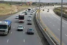 اصابت پرتابه به آزادراه تهران–قم |  ترافیک و تغییر مسیر در پی آسیب به سطح جاده تهران قم در اثر برخورد پرتابه

