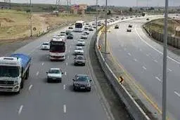 اصابت پرتابه به آزادراه تهران–قم |  ترافیک و تغییر مسیر در پی آسیب به سطح جاده تهران قم در اثر برخورد پرتابه

