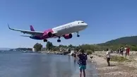 فرود هواپیما در یونان در چند قدمی گردشگران | + ویدئو