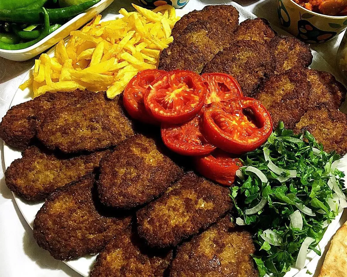 ناهار کتلت گوشت چرخ کرده با سیب زمینی خام درست کن | طرز تهیه کتلت گوشت چرخ کرده با این دستور قدیمی + طرز تهیه ی یک چاشنی خفن و خانگی!