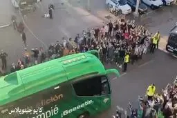 عروسک باران زمین فوتبال توسط هواداران+ویدئو