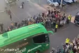 عروسک باران زمین فوتبال توسط هواداران+ویدئو
