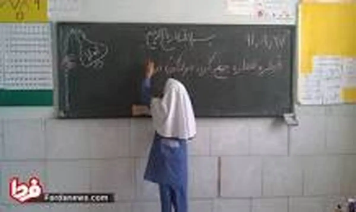 هراس چرخاندن قلم بر دفتر سفید 