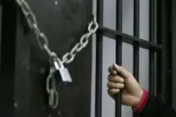 مردی همسرش را با زنجیر به کف اتاق بسته بود! | تلاش های پلیس برای نجات دادن زن جوان +فیلم