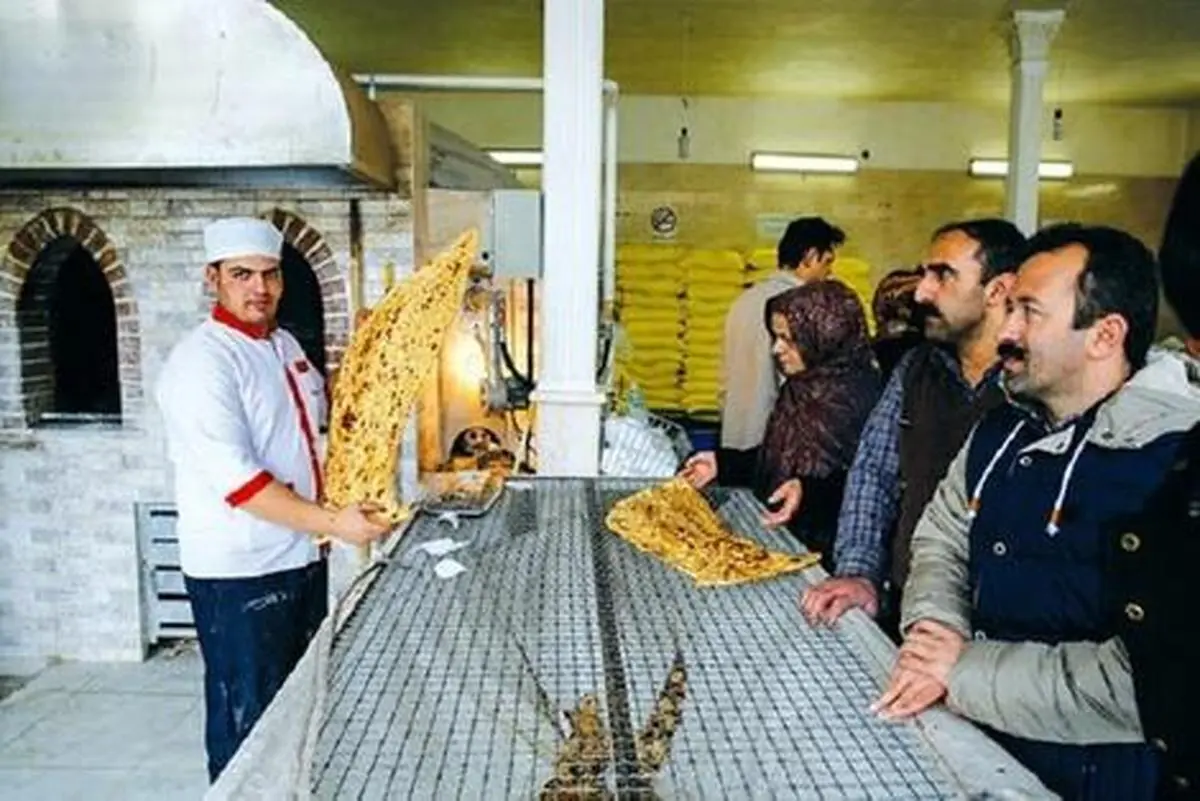 پلمب شدن یک نانوایی  در قم بخاطر یکی شدن صف زنان و مردان! + عکس