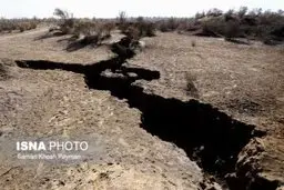 شکاف‌هایی با بیش از ۸۰ کیلومتر و عمق ۵۰ متر در دشت نیشابور 
